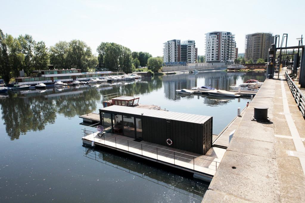 Unique Floating Houseboat By Easybnb Botel